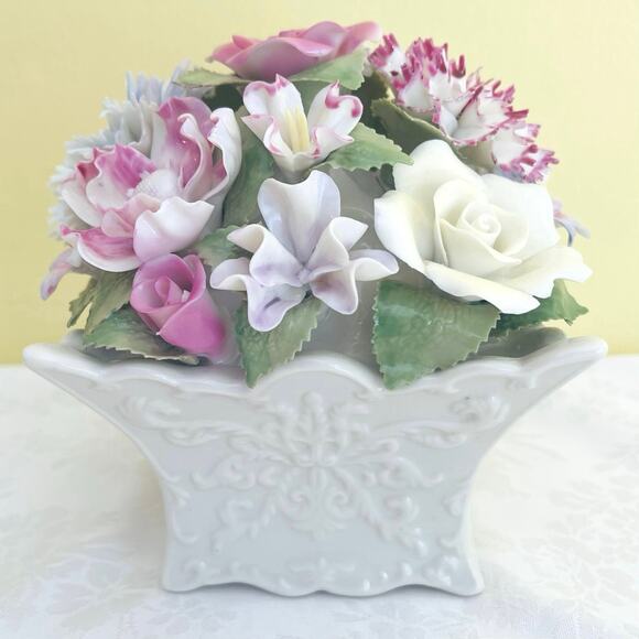 Porcelain Hand Painted Flower Bouquet Music Box Edelweiss Sound of Music 80085 - Picture 4 of 10